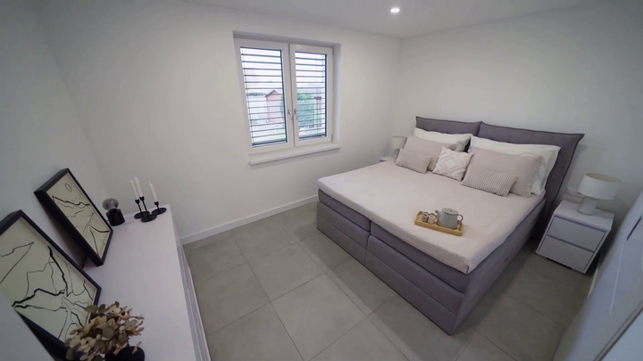 Nové bývanie - dlažba v spálni